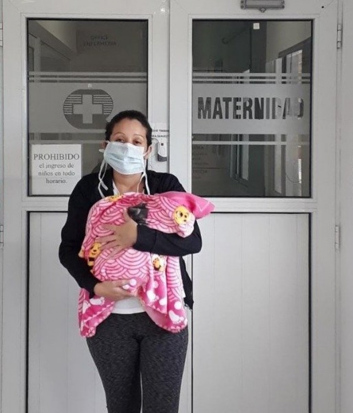 Familia piquense agradeci&oacute; al personal de la Cl&iacute;nica Regional por la atenci&oacute;n recibida durante el nacimiento de su beb&eacute;